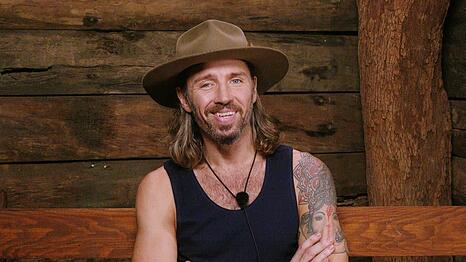 Gil Ofarim f&uuml;hlt sich im Dschungelcamp sichtlich wohler. Geht seine Schweige-Taktik etwa auf?