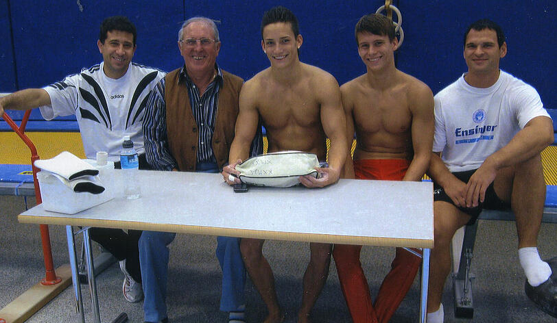 September 2009: Besuch im Kunstturn-Forum Stuttgart. Von links: Bundestrainer Valeri Belenki, TSV-Coach Richard Hörle, Marcel Nguyen und die Turner Lukas und Arnold.
