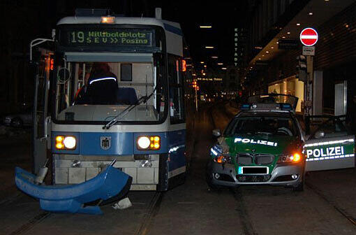 Der Polizist übersah die Trambahn. Es kam zum Crash auf den Gleisen.