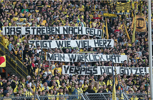 Mit diesem Plakat machten BVB-Fans ihrem Ärger über den Wechsel von Mario Götze zum FC Bayern Luft.