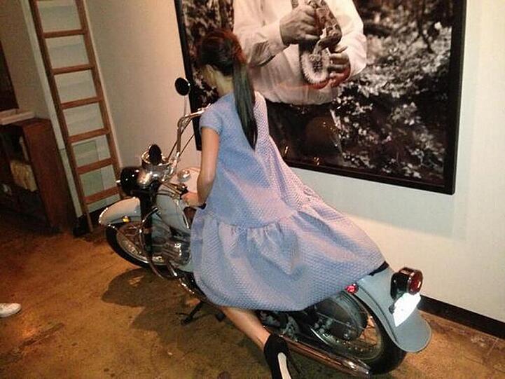 Victoria Beckham verabschiedet sich auf einem Motorrad von New York