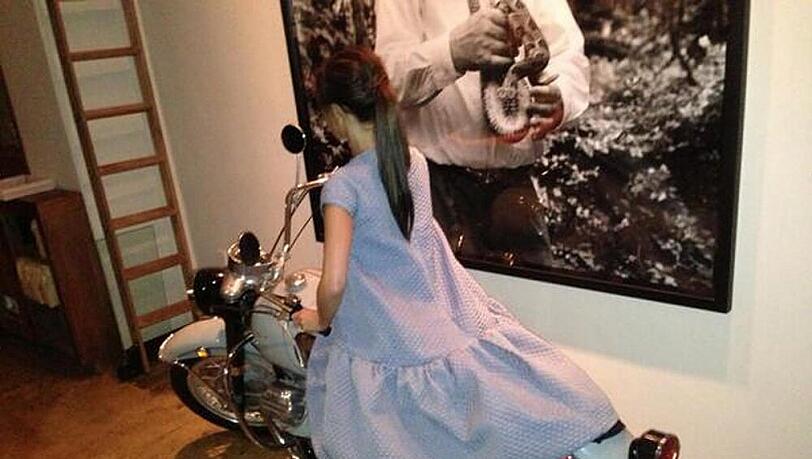 Victoria Beckham verabschiedet sich auf einem Motorrad von New York Victoria Beckham verabschiedet sich auf einem Motorrad von New York