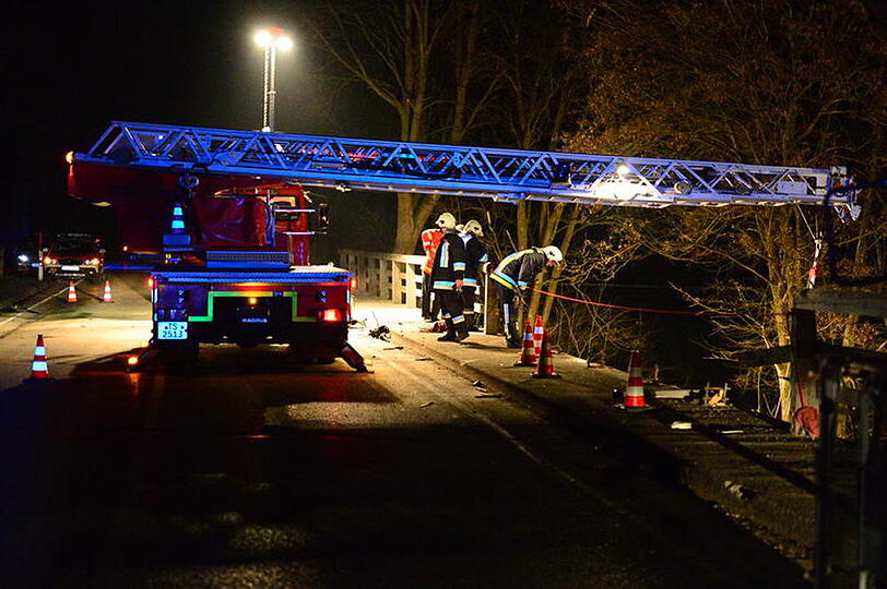 Schrecklicher Unfall bei Waging am See: Ein Auto fällt von einer Brücke. Die beiden Insassen werden schwer verletzt. Die Bilder von der Bergung...
