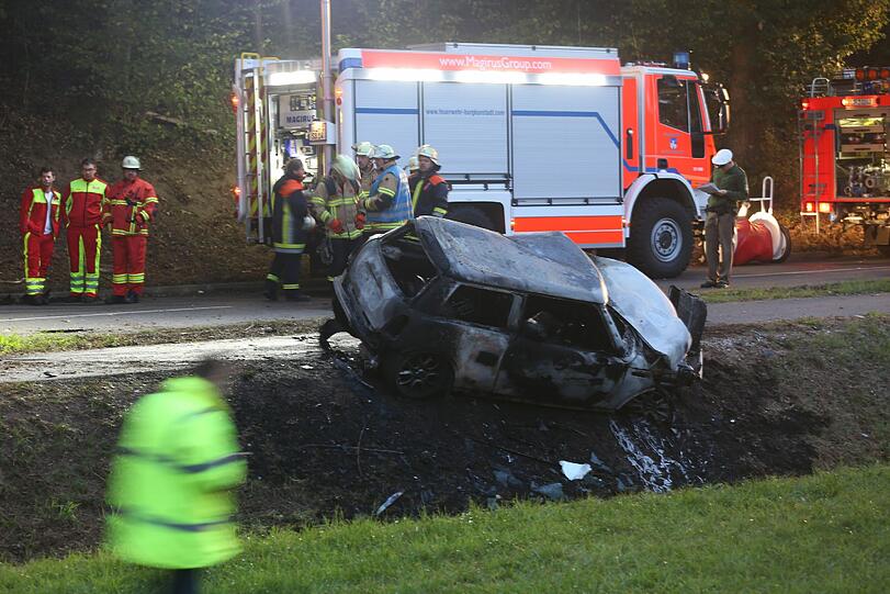Zwei junge Männer sind mit ihrem Mini-Cooper frontal in einem Baum gekracht. Das Auto ging sofort in Flammen auf, die beiden 20-Jährigen verbrannten. Die Bilder.