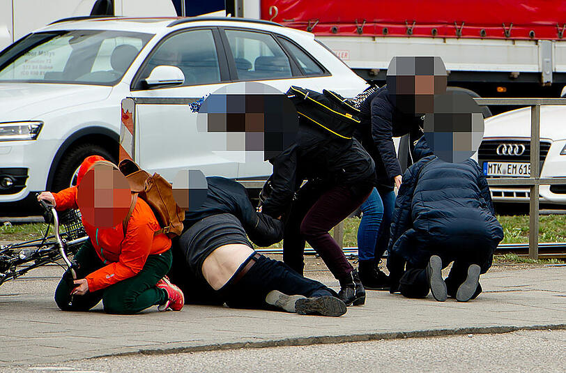 31. März: Sturmtief "Niklas" tobt über München. Bäume werden entwurzelt, Menschen zu Boden gedrückt, der Zugverkehr kommt an vielen Strecken zum Erliegen. Der Münchner Hauptbahnhof wird gesperrt.