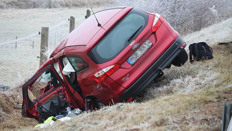 Am Donnerstagmorgen stießen zwei Autos auf einer Bundesstraße frontal zusammen. Beide Fahrer starben noch am Unfallort. Die Bilder des Unfalls.