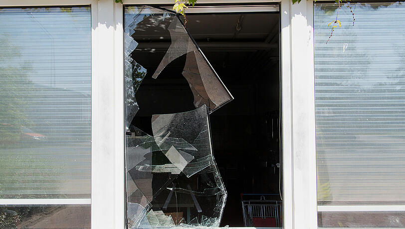 Da sie sich in der Tür irrten, schlugen zwei Betrunkene eine Türverglasung ein.