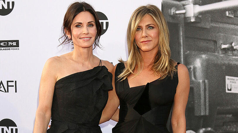 Courteney Cox und Jennifer Aniston (r.) auf dem roten Teppich bei einer Preisverleihung 2018