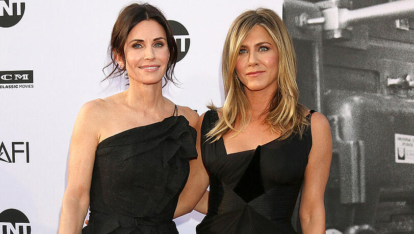 Courteney Cox und Jennifer Aniston (r.) auf dem roten Teppich bei einer Preisverleihung 2018 Courteney Cox und Jennifer Aniston (r.) auf dem roten Teppich bei einer Preisverleihung 2018