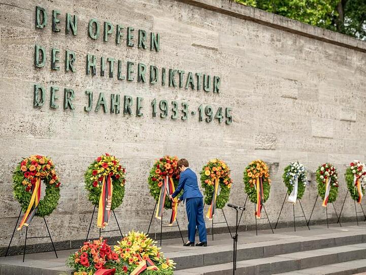 Verteidigungsministerin Annegret Kramp-Karrenbauer beim Gedenken an die Ermordeten des Widerstands gegen die nationalsozialistische Gewaltherrschaft in der Gedenkstätte Plötzensee.