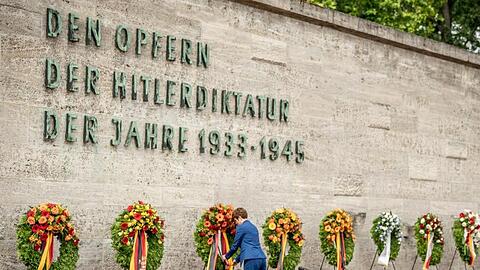 Verteidigungsministerin Annegret Kramp-Karrenbauer beim Gedenken an die Ermordeten des Widerstands gegen die nationalsozialistische Gewaltherrschaft in der Gedenkstätte Plötzensee.