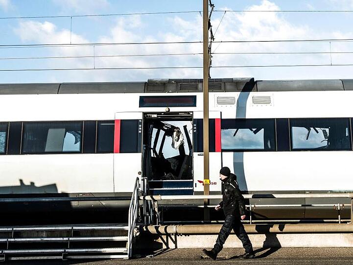 In diesem Personenzug starben mindestens sechs Menschen. Die Polizei geht bislang davon aus, das der Zug mit einem Teil eines entgegenkommenden Güterzuges kollidiert ist.