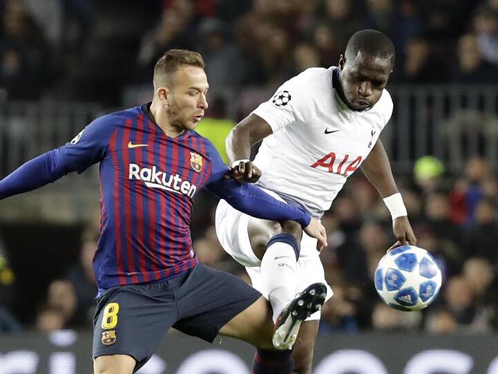 Barcelonas Arthur (l) und Moussa Sissoko von Tottenham Hotspur in Aktion.