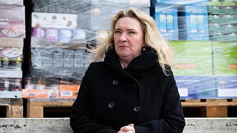 Kerstin Schreyer (CSU), Verkehrsministerin von Bayern, steht vor einem beladenen LKW. Foto: Sven Hoppe/dpa