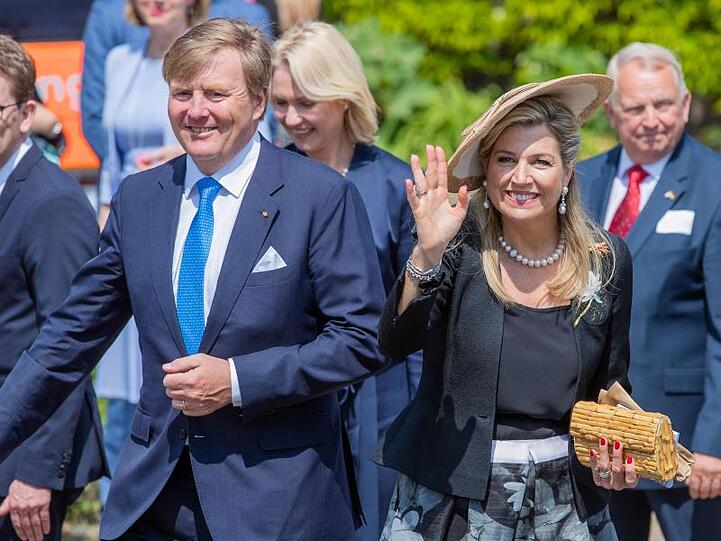 König Willem-Alexander (l) und Königin Máxima besuchen die Feldsteinscheune in Bollewick.