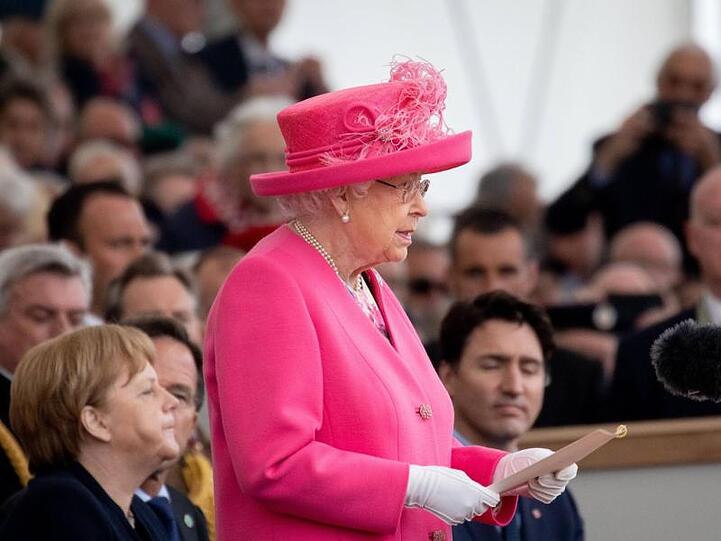 Königin Elizabeth II. spricht bei der Gedenkveranstaltung.