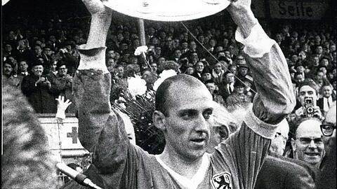 Unvergessener Moment in der Historie des TSV 1860: Kapitän Peter Grosser stemmt im Jahr 1966 die erste und bis heute einzige Meisterschale für die Löwen in die Höhe. Anfang der Woche verstarb Grosser im Alter von 82 Jahren.