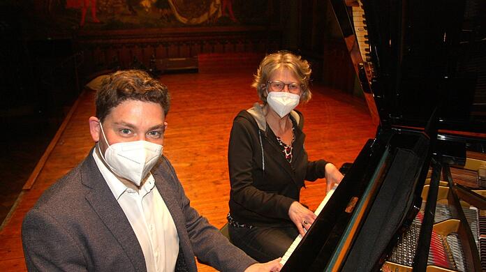 Keine Sorge: Die Kulturbeauftragte Uta Spies und Bürgermeister Thomas Haslinger bilden kein Musik-Duo - das überlassen sie beim "Landshuter Kulturfestival" lieber den Profis.