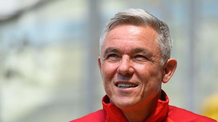 Kölns Trainer Olaf Janßen vor Beginn des Spiels im Stadion.