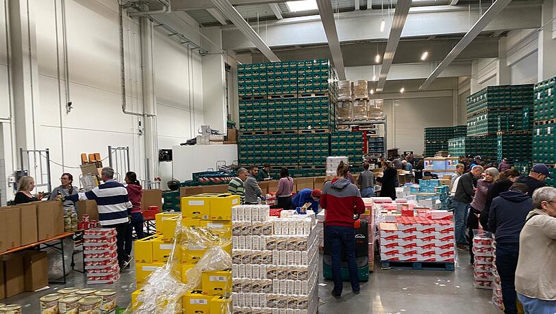 Im Werk 2 von Giesinger Bräu wurden die Hilfspakete in zwei Packstraßen zusammengestellt.