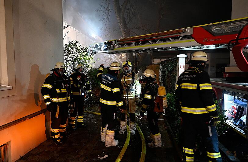 Es wurden 19 Personen aus dem Brandobjekt und den angrenzenden Häusern vor Ort betreut und in einem Großraumrettungswagen untergebracht. Alle vier Wohneinheiten sind unbewohnbar.