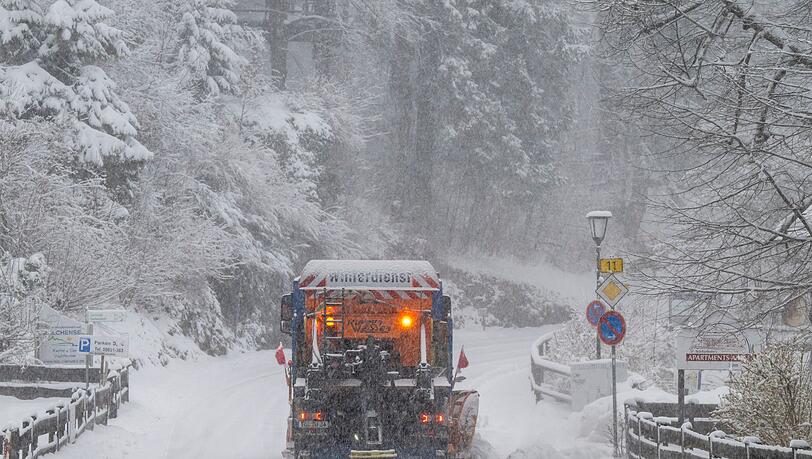 Mehrere wetterbedingte Unfälle gab es auf Bayerns Straßen. Mehrere wetterbedingte Unfälle gab es auf Bayerns Straßen.