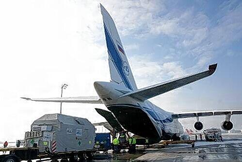 Die Reise beginnt: Am Münchner Flughafen wird der 75 Millionen teure Satellit  in eine Antonow-Transportmachine verladen.