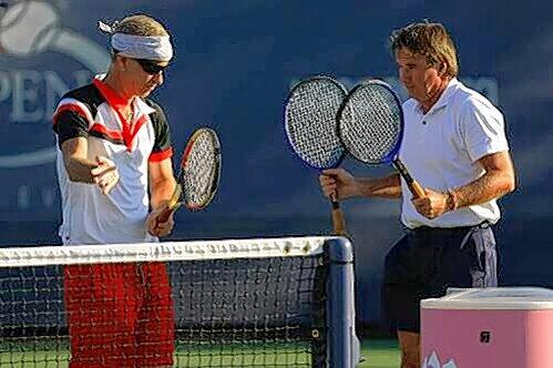 Da lauscht der alte Rivale Jimmy Connors (r.) andächtig: John McEnroe ist als TV-Experte ein gefragter Mann bei den US Open.
