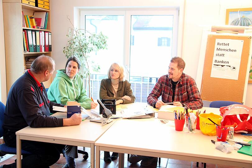 Strategie-Sitzung: Die Piraten-Kollegen Martin und Sandra Schön (l.) mit Wolfgang Britzl und seiner Freundin Nina.