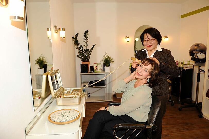Christine Kaufmann lässt sich von Sau Yin Tang-Schuster in Schwabing behandeln.