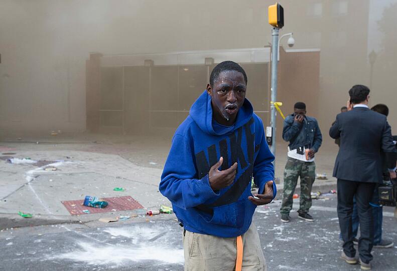 In Baltimore entlädt sich nach der Beerdigung Freddie Grays eine Welle der Gewalt. Die Bilder.