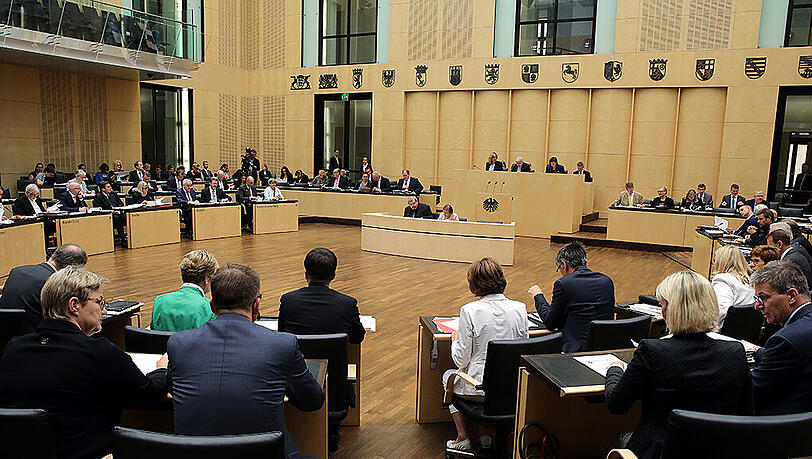 Der Bundesrat hat die von der großen Koalition vorgelegten Entlastungsmaßnahmen für Familien endgültig beschlossen. Der Bundesrat hat die von der großen Koalition vorgelegten Entlastungsmaßnahmen für Familien endgültig beschlossen.
