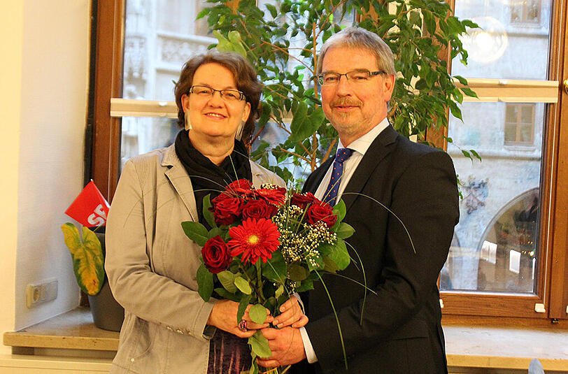 Christine Strobl mit Alexander Reissl am Montag im Rathaus.