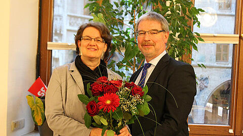Christine Strobl mit Alexander Reissl am Montag im Rathaus.