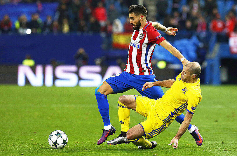 Yannick Carrasco von Atletico Madrid (links) versucht Timofei Kalachev von FK Rostow zu enteilen.