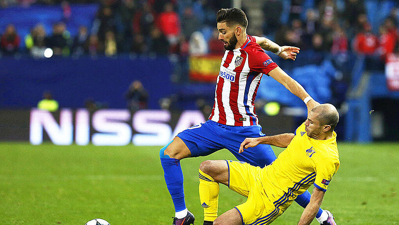 Yannick Carrasco von Atletico Madrid (links) versucht Timofei Kalachev von FK Rostow zu enteilen. Yannick Carrasco von Atletico Madrid (links) versucht Timofei Kalachev von FK Rostow zu enteilen.