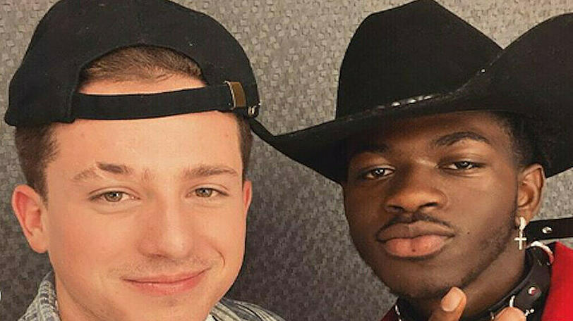 Zwei Musiker, zwei Kopfbedeckungen: Charlie Puth (l.) und Lil Nas X