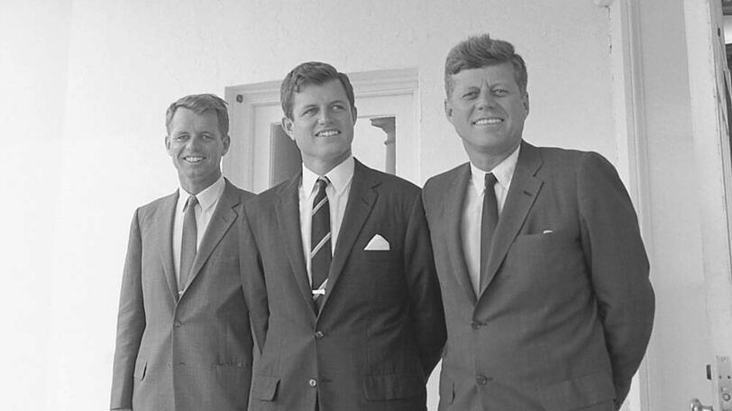 John F. Kennedy (r.) mit seinen Brüdern Ted und Robert. (Aufnahmedatum unbekannt)