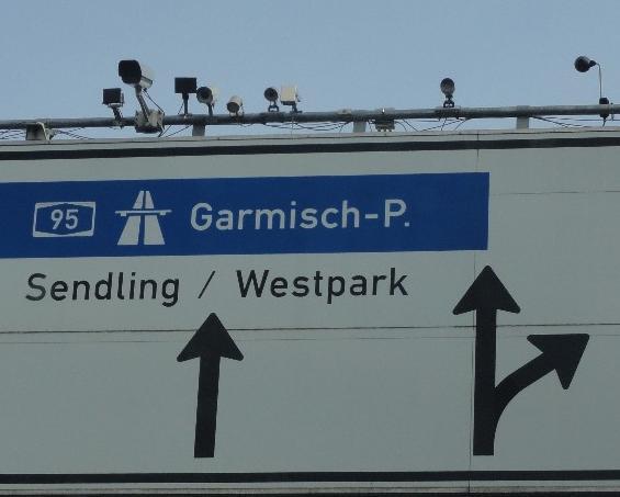 Gut bestückt mit Kameras und Mikros: Das Verkehrszeichen über der Fürstenrieder Straße.