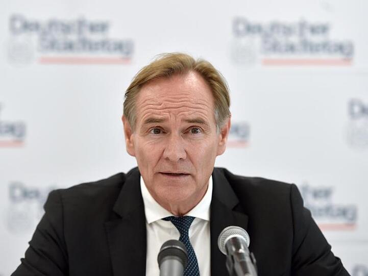 Der Präsident des Städtetages Burkhard Jung (SPD) spricht während einer Pressekonferenz.