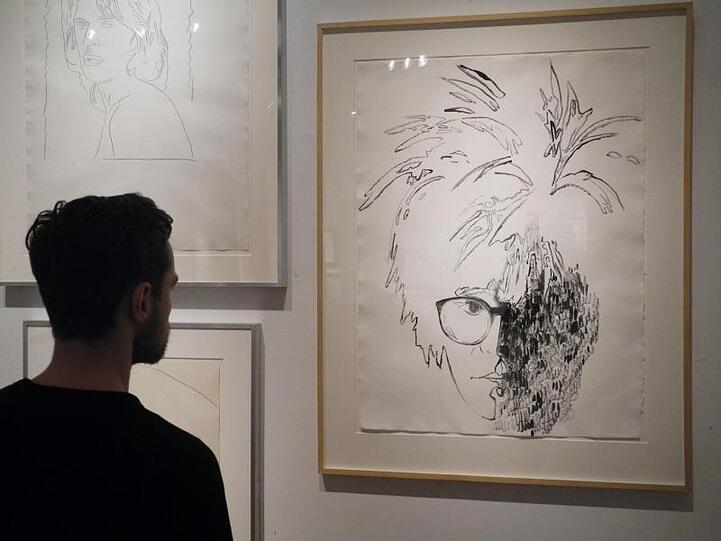 Ein Selbstporträt von Andy Warhol in der Ausstellung "By Hand" in der New York Academy of Art.