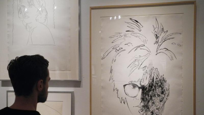 Ein Selbstporträt von Andy Warhol in der Ausstellung "By Hand" in der New York Academy of Art. Ein Selbstporträt von Andy Warhol in der Ausstellung "By Hand" in der New York Academy of Art.