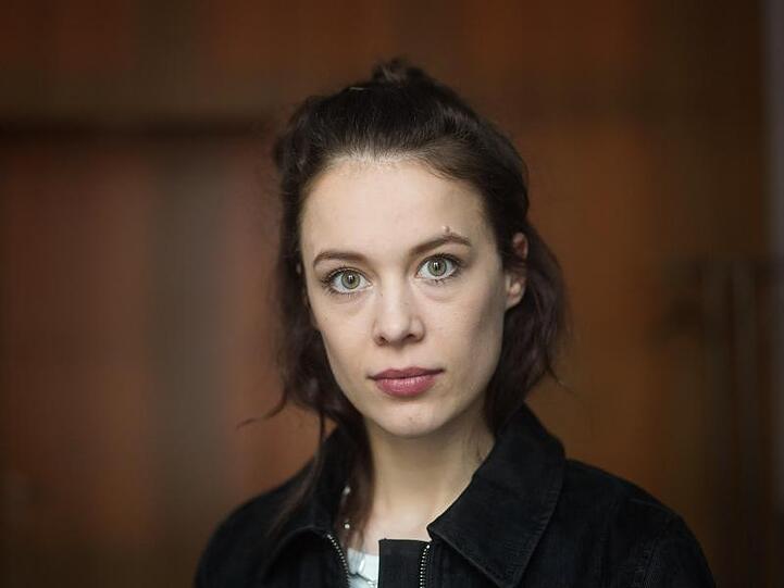 Paula Beer verkneift sich das Seriengucken manchmal.