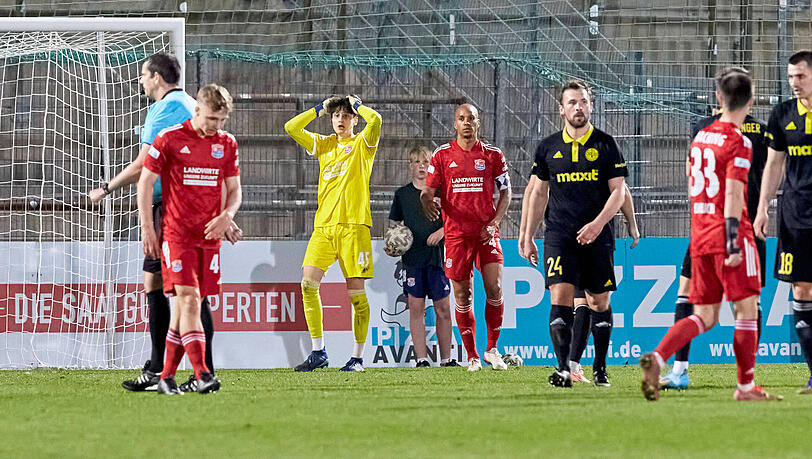 Elfmeter für die SpVgg Bayreuth in der Nachspielzeit: Unterhachings Keeper Hannes Heilmair kann's nicht fassen, Edwin Schwarz verwandelte den Strafstoß anschließend zum 2:2.