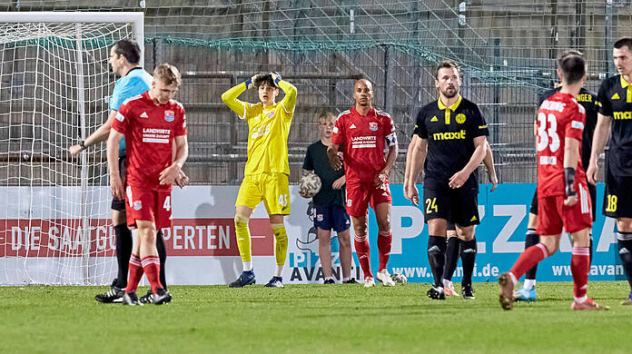 Elfmeter für die SpVgg Bayreuth in der Nachspielzeit: Unterhachings Keeper Hannes Heilmair kann's nicht fassen, Edwin Schwarz verwandelte den Strafstoß anschließend zum 2:2.