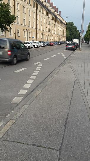 "Autofahrer first" lautet auch in der Ridlerstraße das ungeschriebene Gesetz. Radler müssen sich zwischen Autos einfädeln, um voranzukommen.