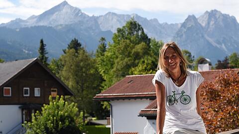 Höhenbergsteigerin Billi Bierling (55) bei einem Besuch in ihrer Heimat Garmisch-Partenkirchen. Am 18. Februar erscheint ihr Buch "Ich hab ein Rad in Kathmandu. Mein Leben mit den Achttausendern" (Tyrolia Verlag, 240 Seiten, 28 Euro).