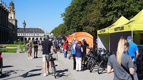 Blick von der Seite der Staatskanzlei aus, auf die Hofgartenstraße, die zur Zeit eine Radl-Straße ist.