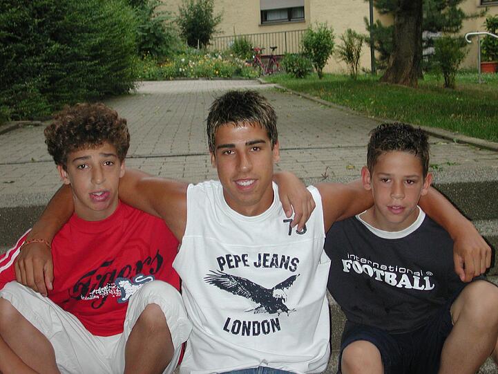 Familienidylle im Jahre 2004: Sami Khedira (Mitte), mit blondierten Strähnen, engumschlungen mit seinen beiden Brüdern Denny (links) und Rani.
