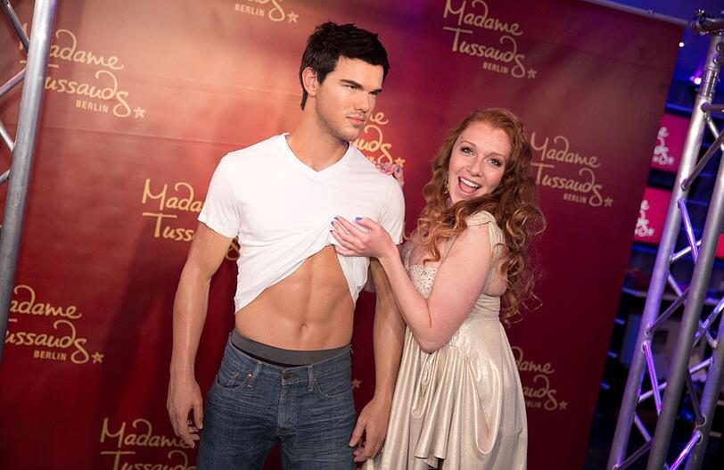 Dschungelstar Georgina und der schöne Werwolf. Leider nur aus Wachs. Das Starlet hat die Figur von Taylor Lautner in Madame Tussauds Wachsfigurenkabinett eingeweiht und gleichmal Hand angelegt. Die Bilder...